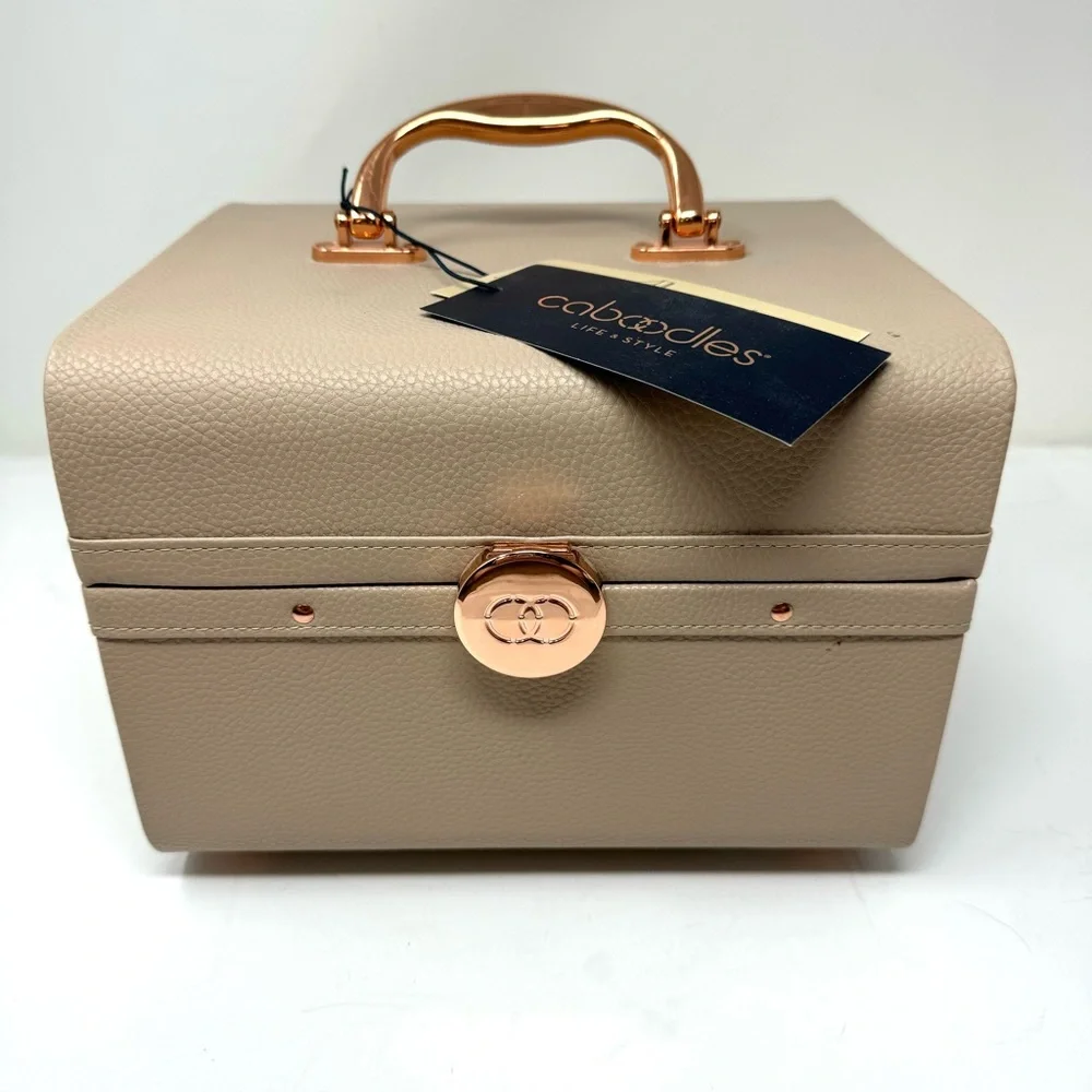 CABOODLES Lifestyle train case, NWT